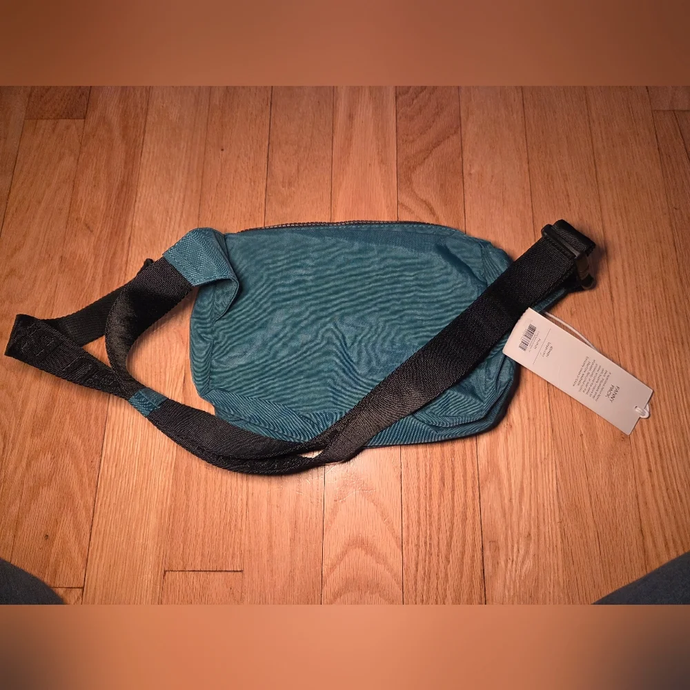NWT Baggu Peanuts Fanny Pack - Picture 6 of 7